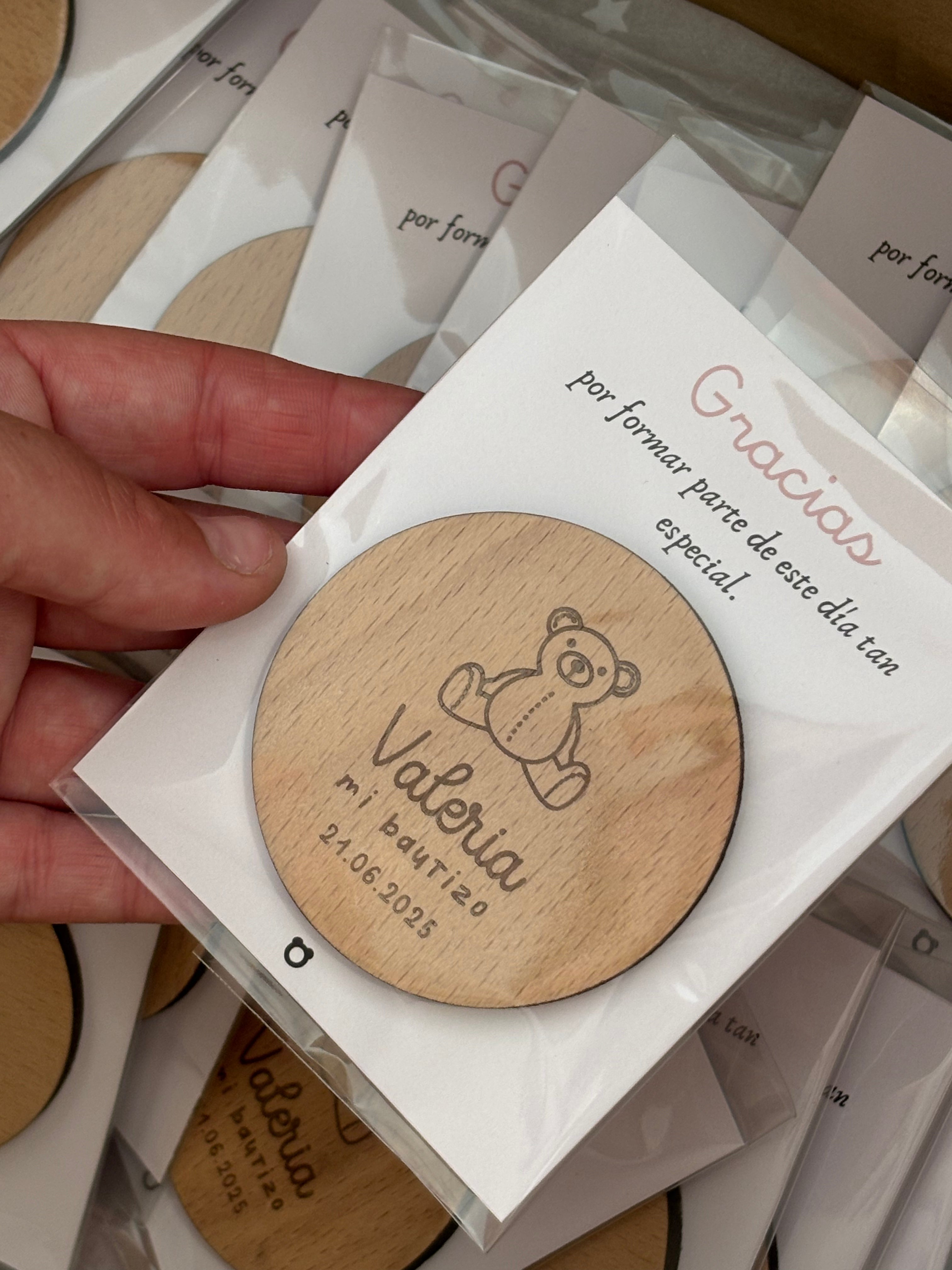 Imán de madera grabado